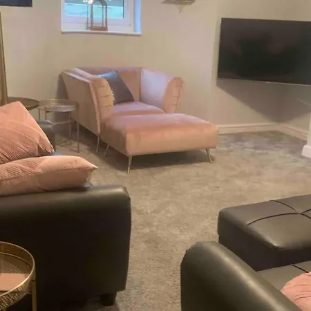 Bolt-ole 2 Bedroomed Basement