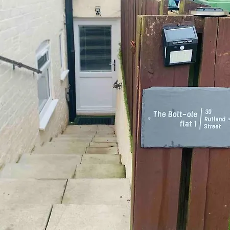 Bolt-ole 2 Bedroomed Basement Daire