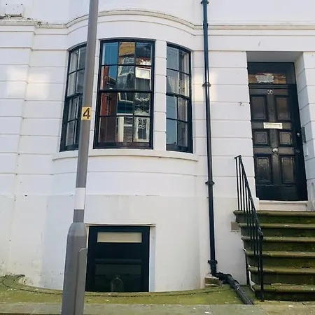 Daire Bolt-ole 2 Bedroomed Basement