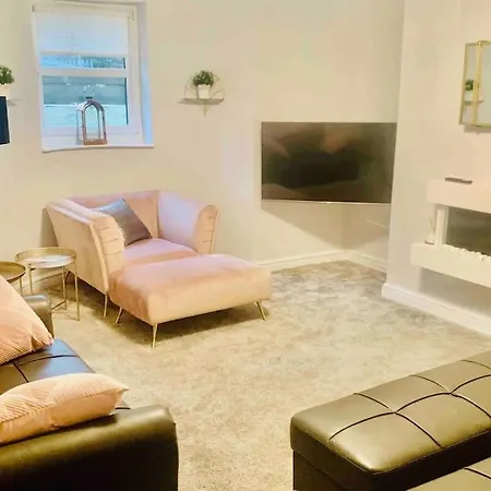 Bolt-ole 2 Bedroomed Basement *