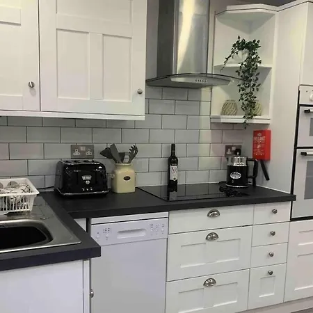 Bolt-ole 2 Bedroomed Basement *