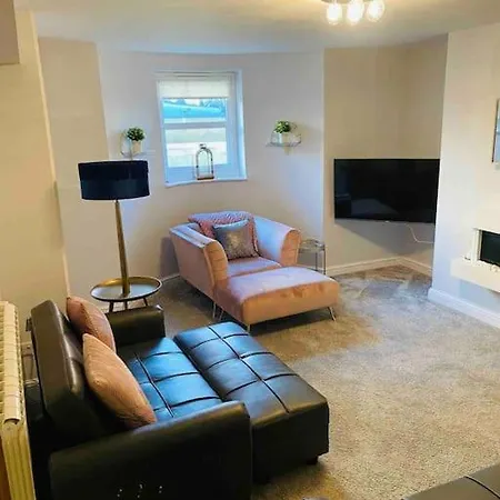 Bolt-ole 2 Bedroomed Basement *